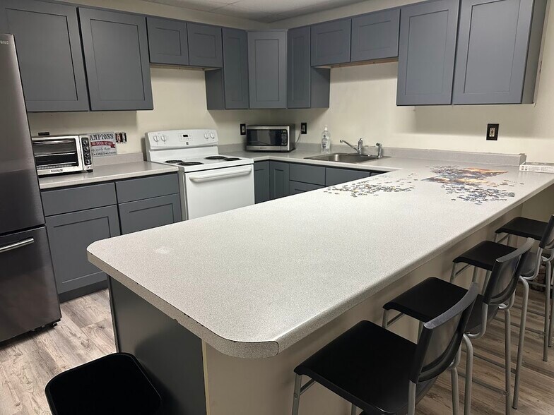 More Photos Of 31 Auburn St, Manchester Service For Lease