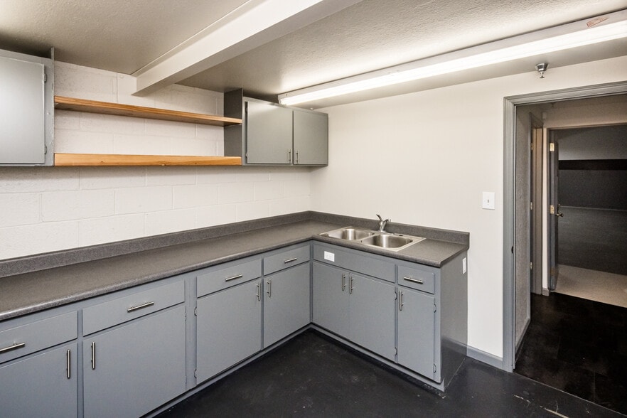 More Photos Of 1600 Acoma Blvd W, Lake Havasu City Service For Sale