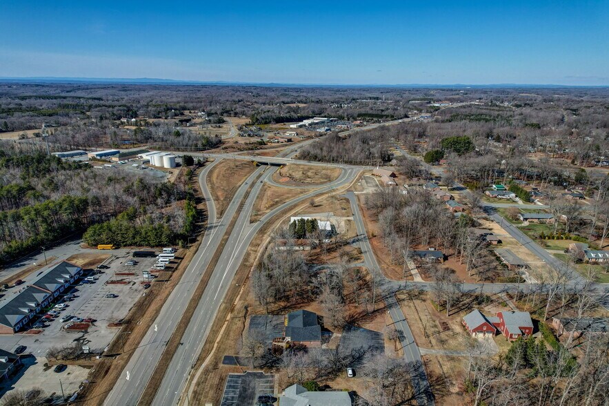 More Photos Of 1418 Freeway Dr, Reidsville Freestanding For Sale