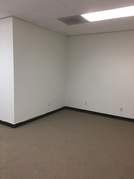 More Photos Of 18301-18307 Sherman Way, Reseda Office For Lease