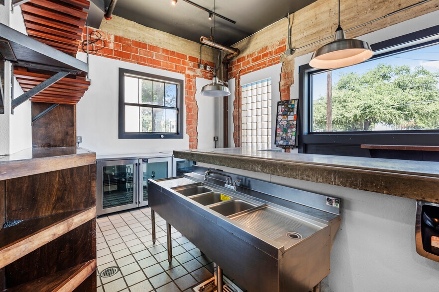 More Photos Of 208 S Castell Ave, New Braunfels Restaurant For Lease