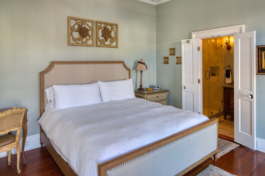 More Photos Of 14 E Taylor St, Savannah Specialty For Sale