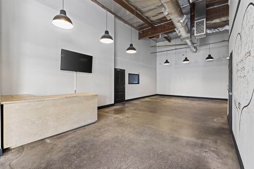 More Photos Of 11105 Weddington St, North Hollywood Service For Lease
