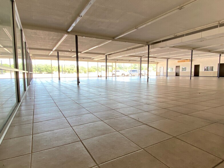 More Photos Of 6411-6425 E Kellogg Dr, Wichita General Retail For Lease