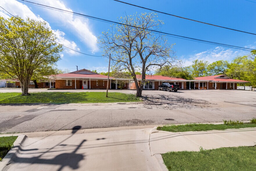 More Photos Of 1601 Kennedy St, Bonham Apartments For Sale