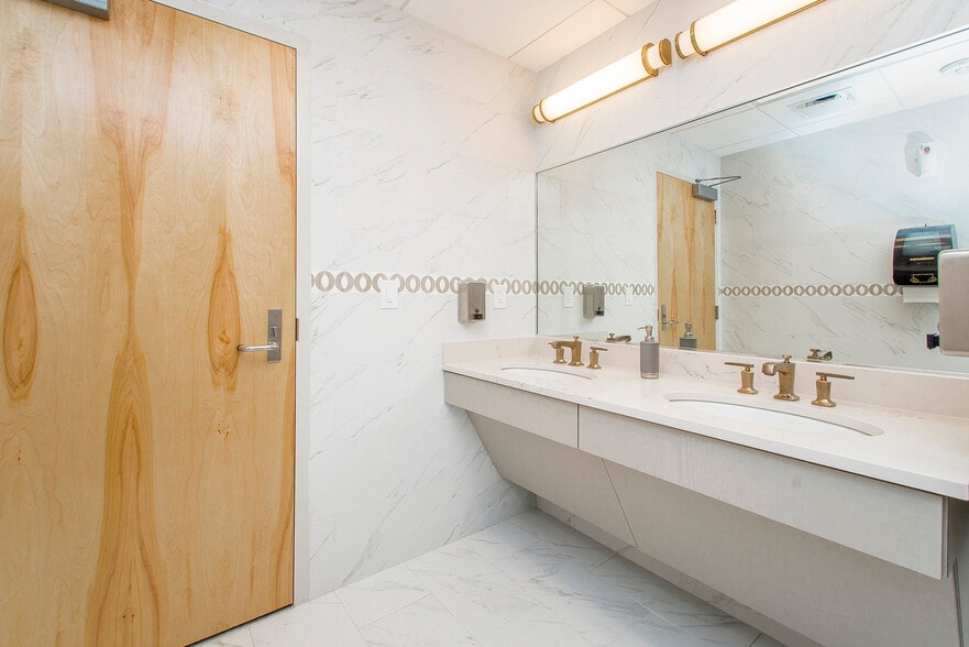 More Photos Of 1340 Poydras St, New Orleans Office For Lease