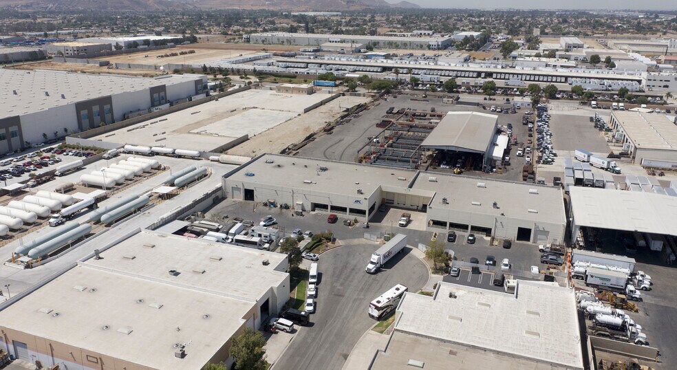 More Photos Of 170 W Mindanao St, Bloomington Manufacturing For Sale