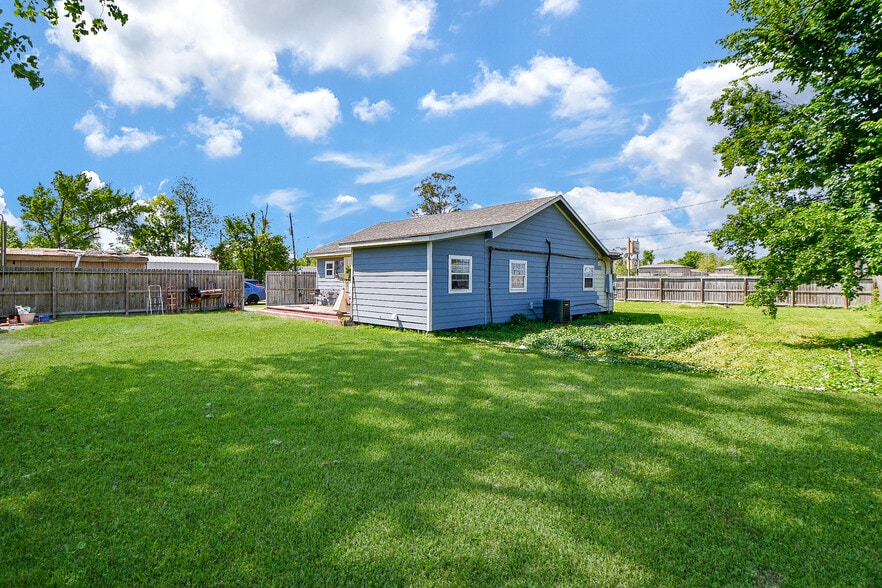 More Photos Of 2206 Hartwick Rd, Houston Contractor Storage Yard For Sale