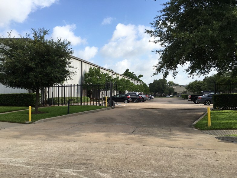 More Photos Of 5611 Guhn Rd, Houston Warehouse For Lease