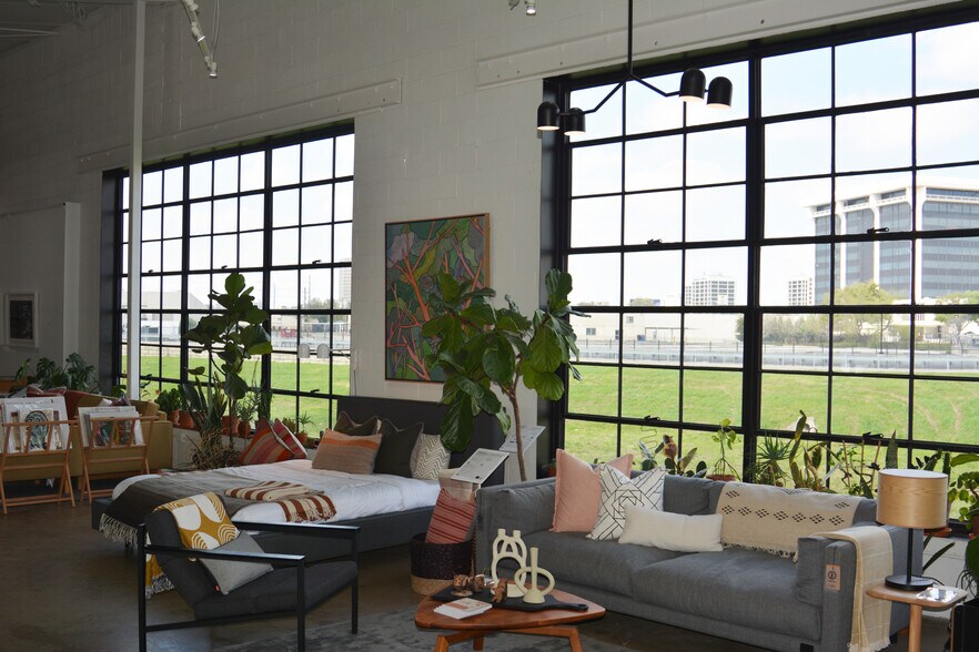 More Photos Of 2530-2532 Converse St, Dallas Light Manufacturing For Sale