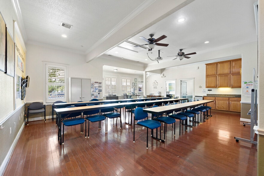 More Photos Of 707 Quitman St, Houston Office For Sale