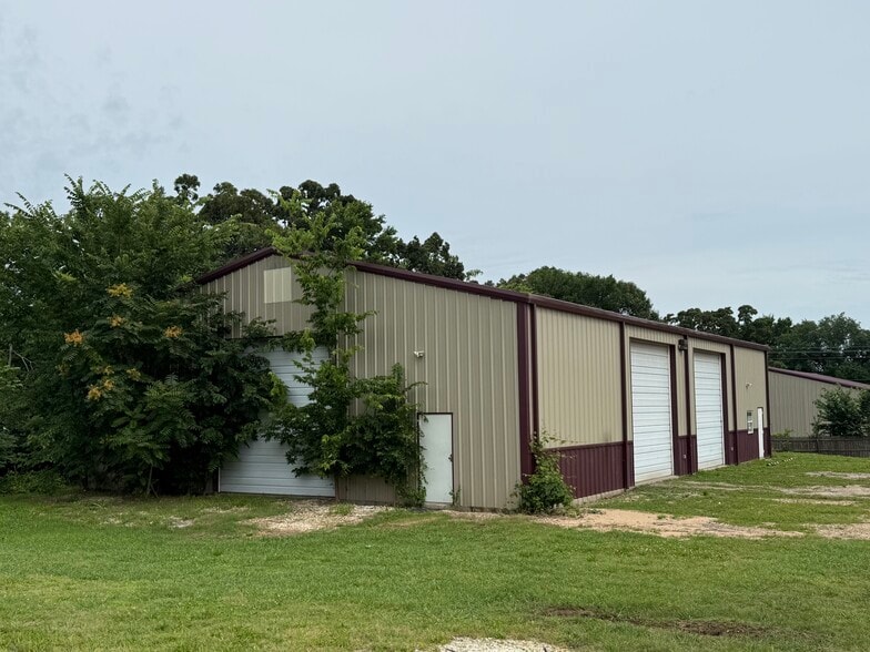 More Photos Of 12331 Three Elms Rd, Farmington Industrial For Lease