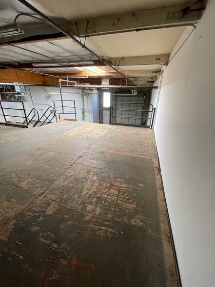 More Photos Of 19428-19434 Business Center Dr, Northridge Warehouse For Lease