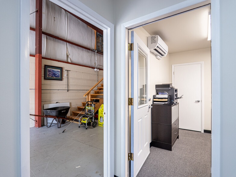 More Photos Of 1101-1141 Central Park Dr, Sanford Industrial For Sale