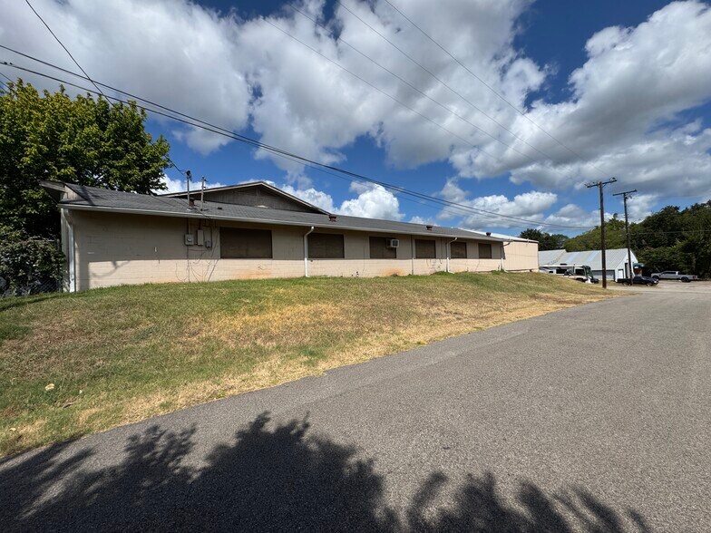 More Photos Of 706 N Perry St, Palestine General Retail For Sale