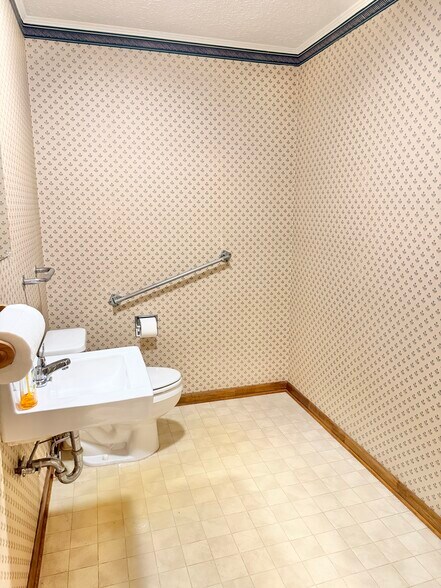 More Photos Of 105 N Hickory St, Aberdeen Flex For Sale