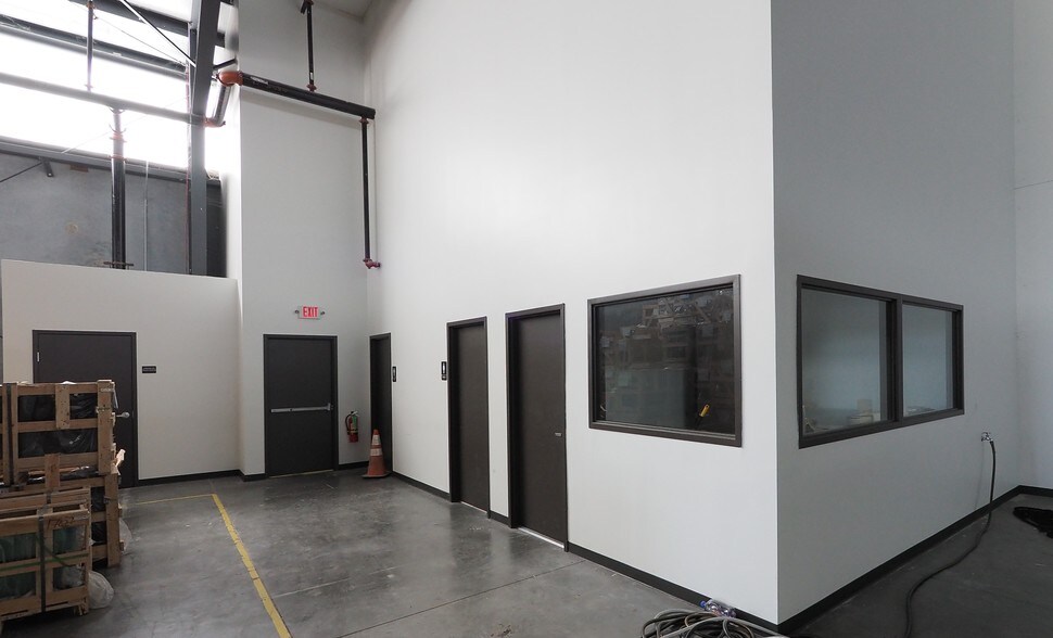 More Photos Of 21110 N Summitry Cir, Katy Warehouse For Lease