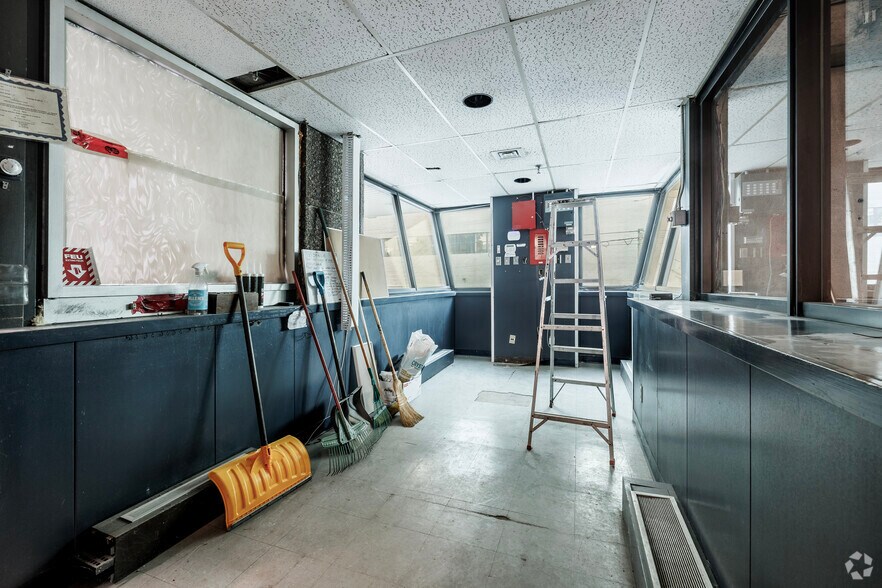 More Photos Of 2325 Rue Dandurand, Montréal Warehouse For Lease