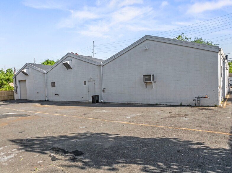 More Photos Of 195 Drum Point Rd, Brick Warehouse For Sale