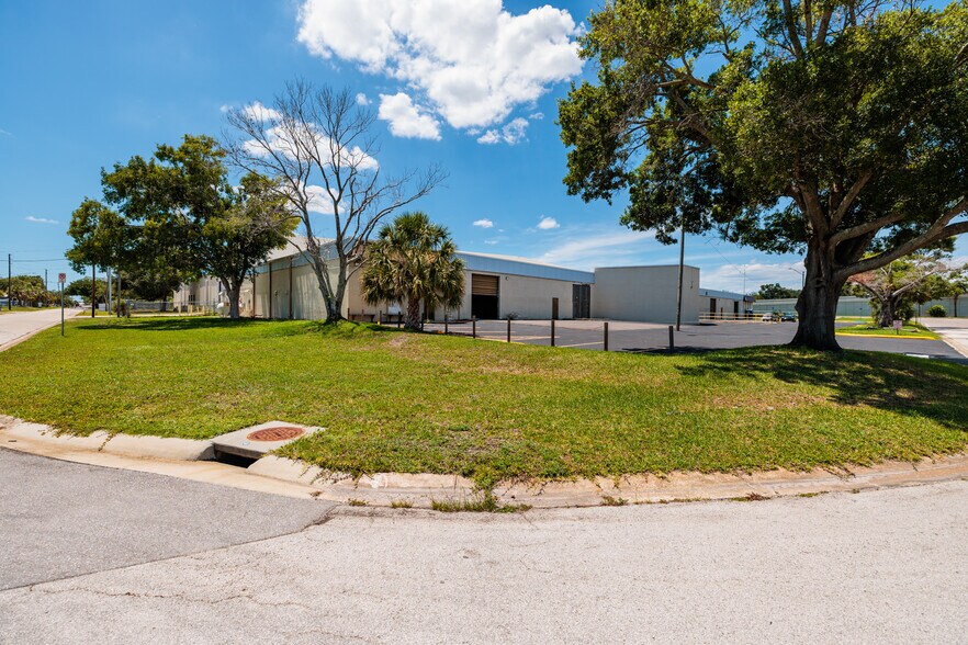 More Photos Of 6750 N Bryan Dairy Rd, Seminole Distribution For Lease