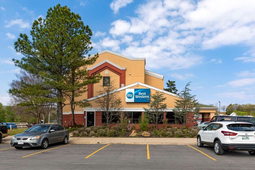 More Photos Of 1525 N Milt Phillips Ave, Seminole Hotel For Sale