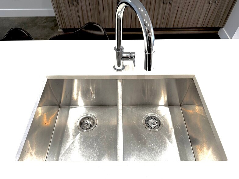 More Photos Of 613 3rd Ave NE, Calgary Apartments For Sale