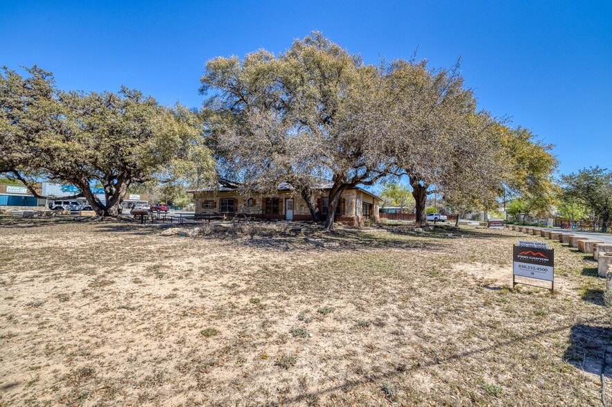 More Photos Of 49 Encino Dr, Concan Convenience Store For Sale