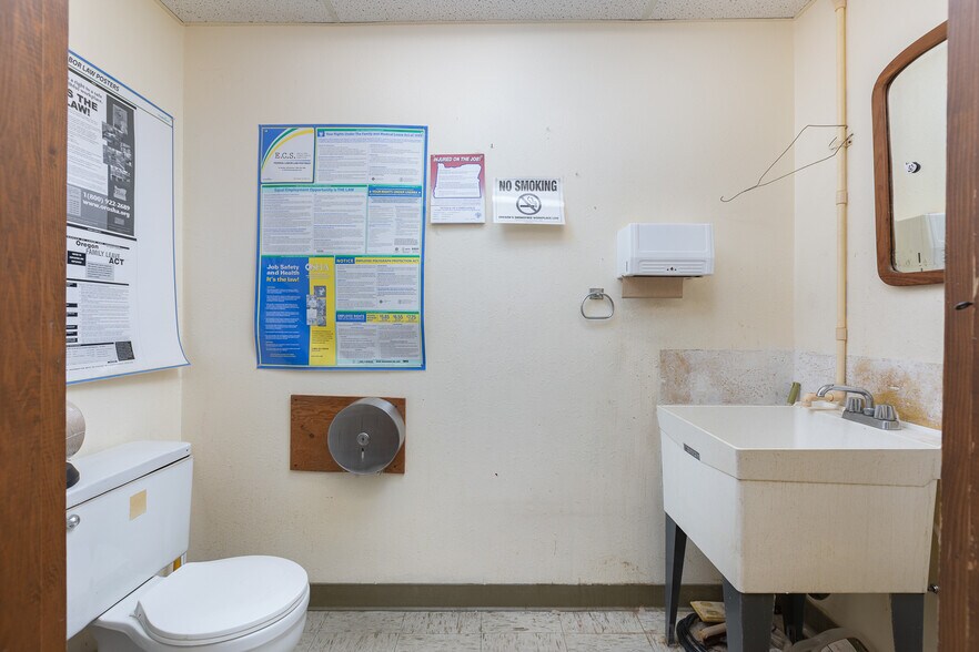 More Photos Of 3128 Ne Highway 101, Lincoln City Storefront For Sale