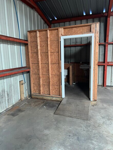More Photos Of 126 S Gordon St, Ashburn Warehouse For Sale