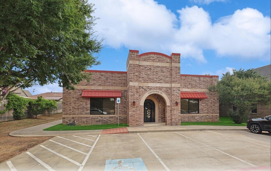 More Photos Of 820 Central Dr, Colleyville Office For Sale