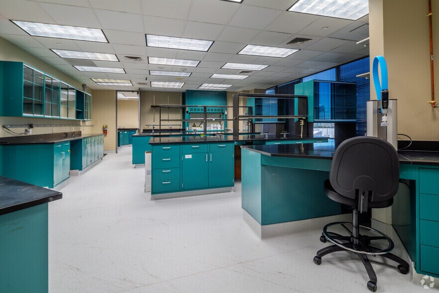 More Photos Of 8122 Datapoint Dr, San Antonio Office For Lease