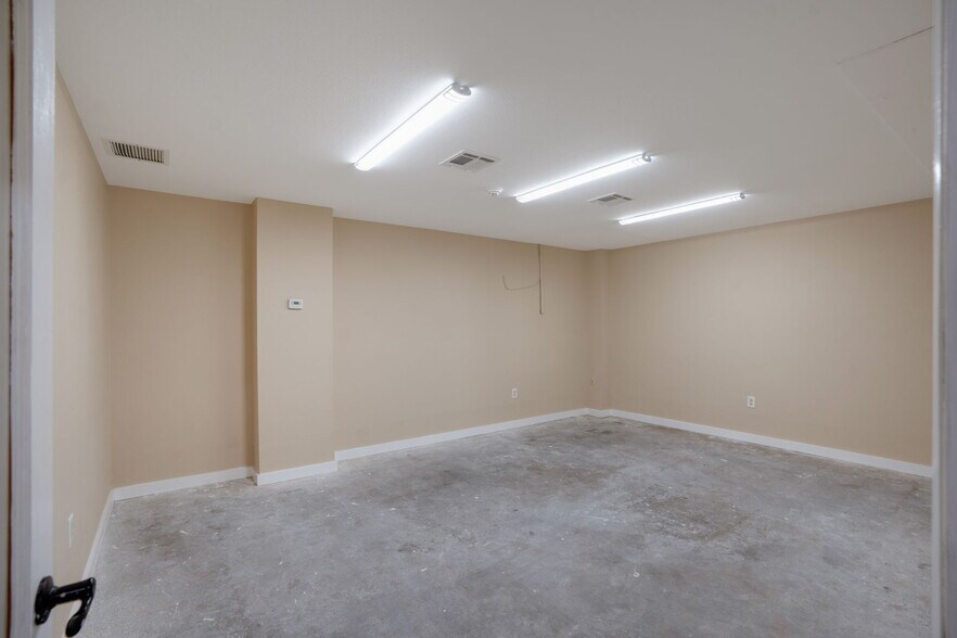 More Photos Of 1734 Apex Rd, Sarasota Warehouse For Lease