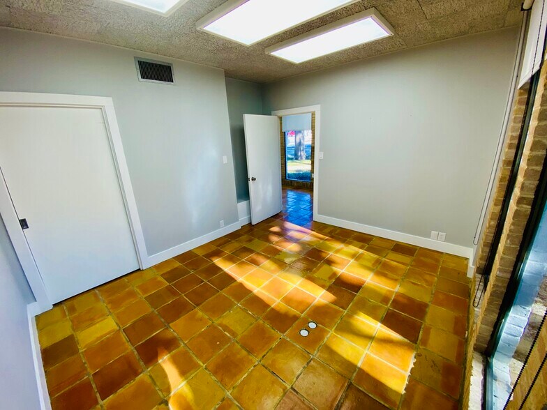 More Photos Of 1176 Business 35, New Braunfels Office For Sale