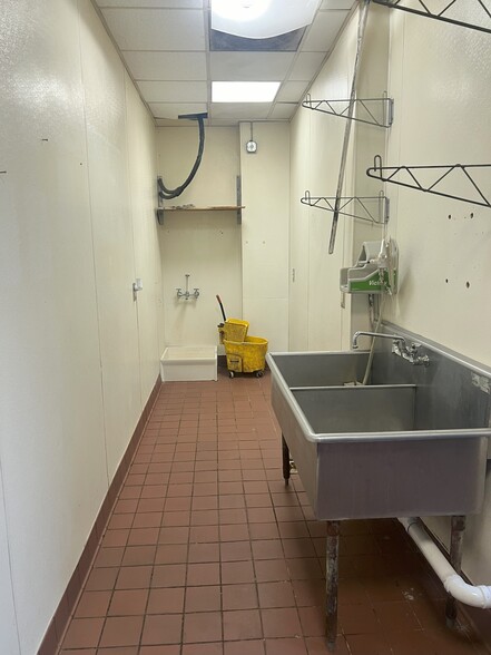 More Photos Of 7-9 E Bay St, Savannah Bar For Sale