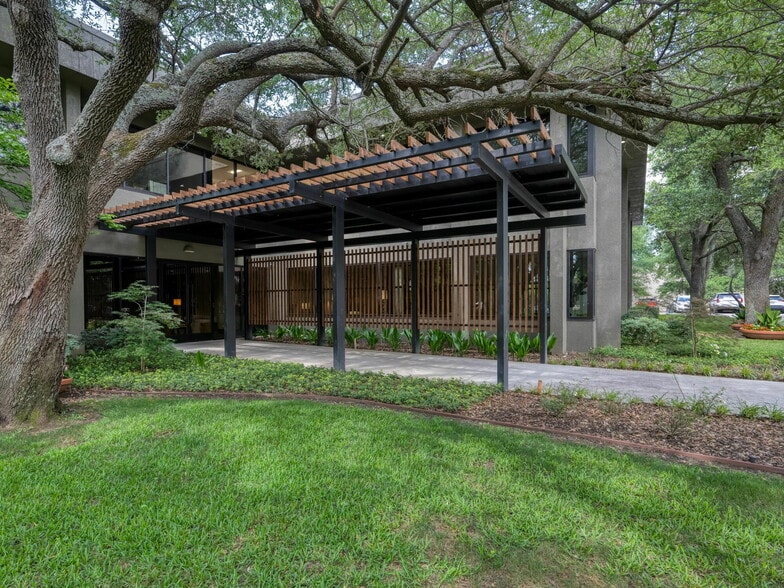 More Photos Of 3901 Manhattan Dr, Tyler Office For Lease