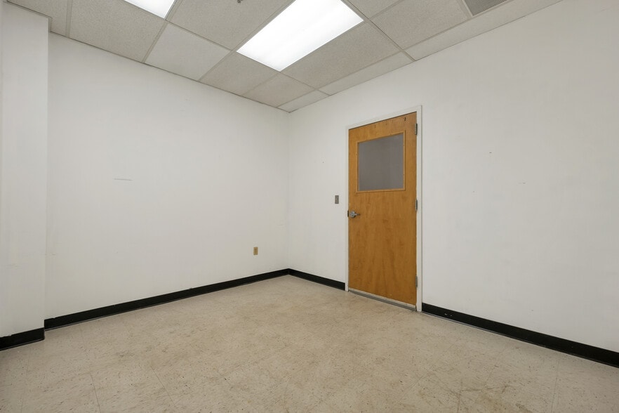 More Photos Of 41 Simon St, Nashua Flex For Lease