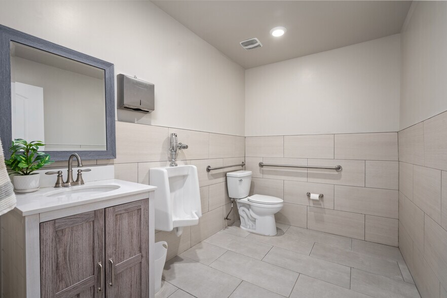 More Photos Of 15605 Woodforest Blvd, Channelview Office For Sale