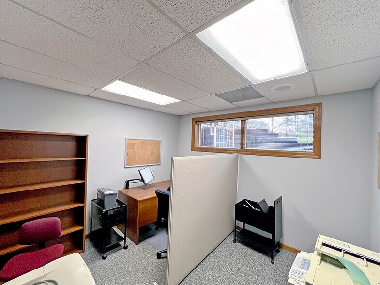 More Photos Of 2900 Frank Scott Pky W, Belleville Office For Sale