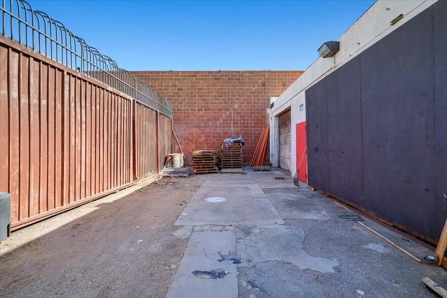 More Photos Of 18141 Napa St, Northridge Warehouse For Sale