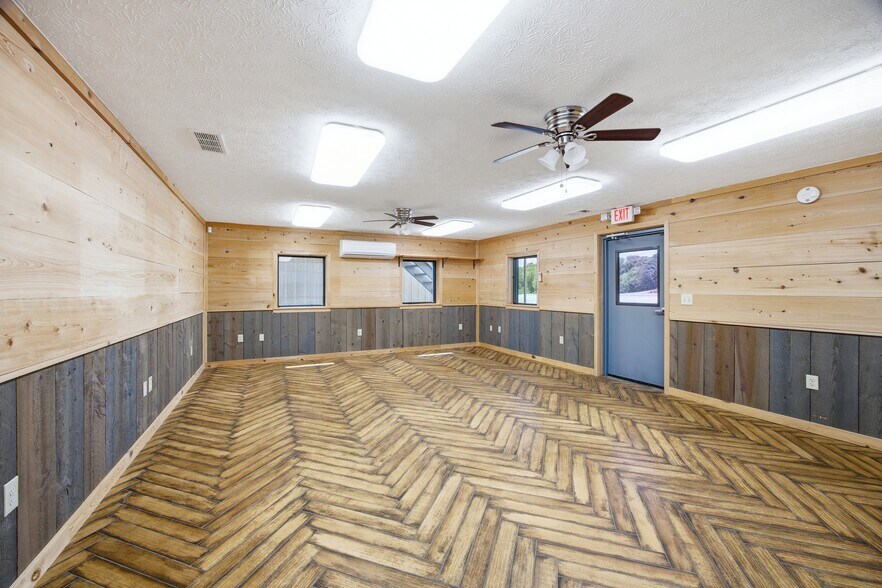 More Photos Of 1364 Candler Rd, Gainesville Truck Terminal For Lease