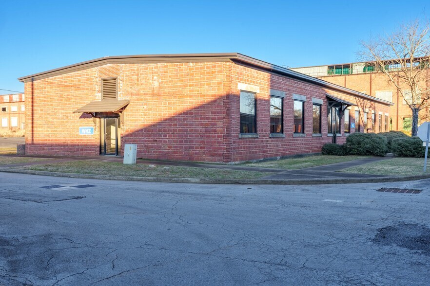 More Photos Of 415 Franklin D Roosevelt Dr, Muscle Shoals Office For Lease