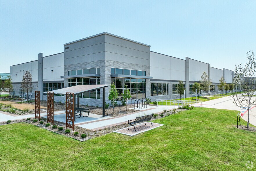 More Photos Of 10624 Clarence Dr, Frisco Showroom For Sale