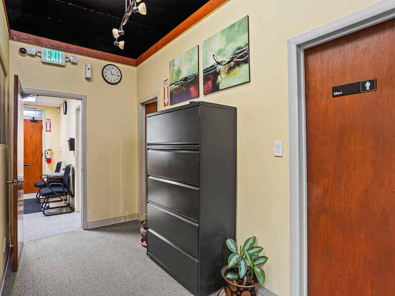 More Photos Of 1812 Victory Blvd, Glendale Flex For Sale