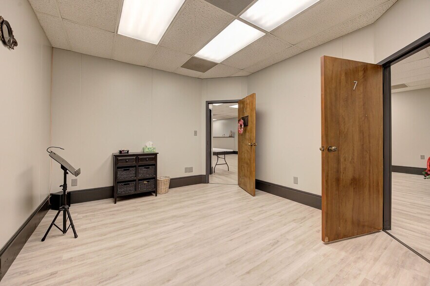 More Photos Of 1212 S Air Depot Blvd, Oklahoma City Office For Sale
