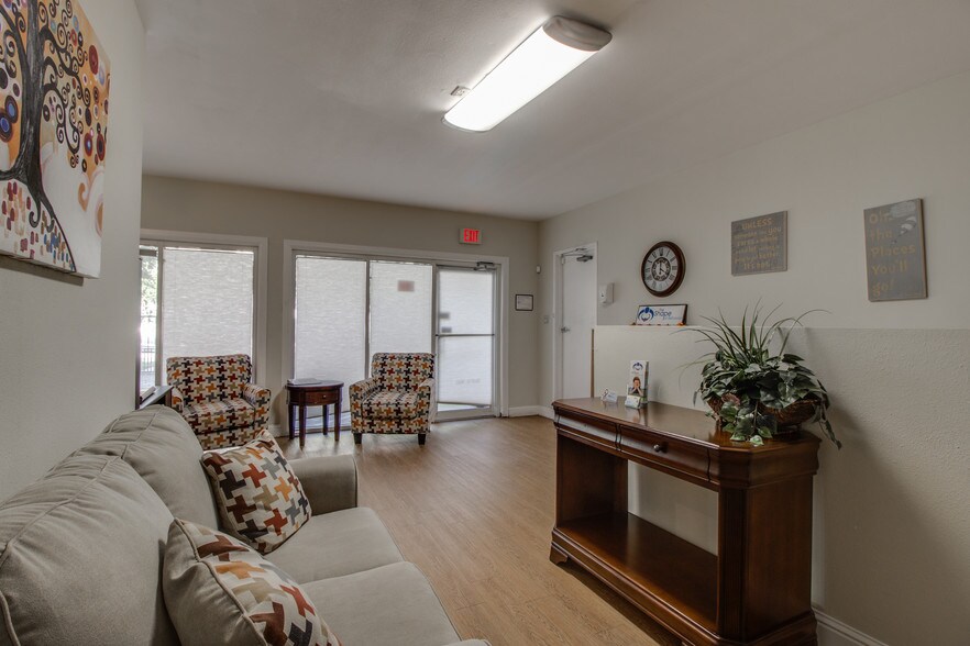 More Photos Of 4235 Cedar Springs Rd, Dallas Office For Sale