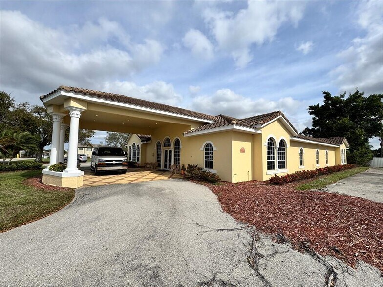 More Photos Of 2605 Bayview St, Sebring General Retail For Sale