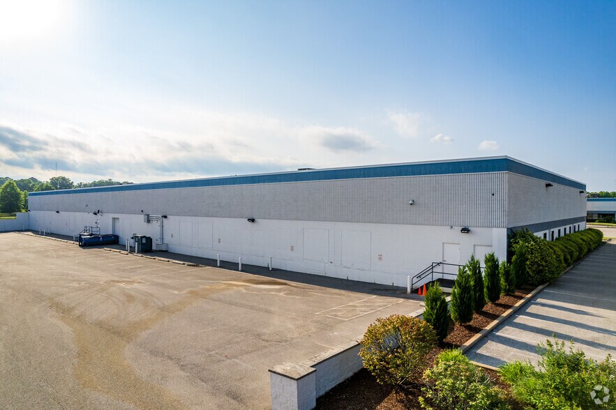 More Photos Of 6770 Southpointe Pky, Brecksville Light Distribution For Lease