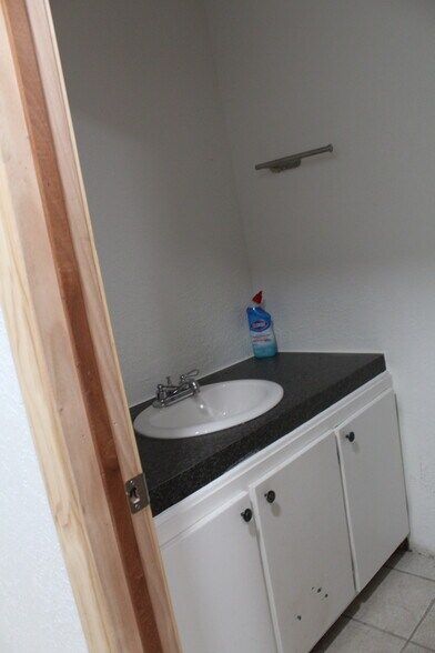 More Photos Of 507 48th St, Woodward Warehouse For Sale