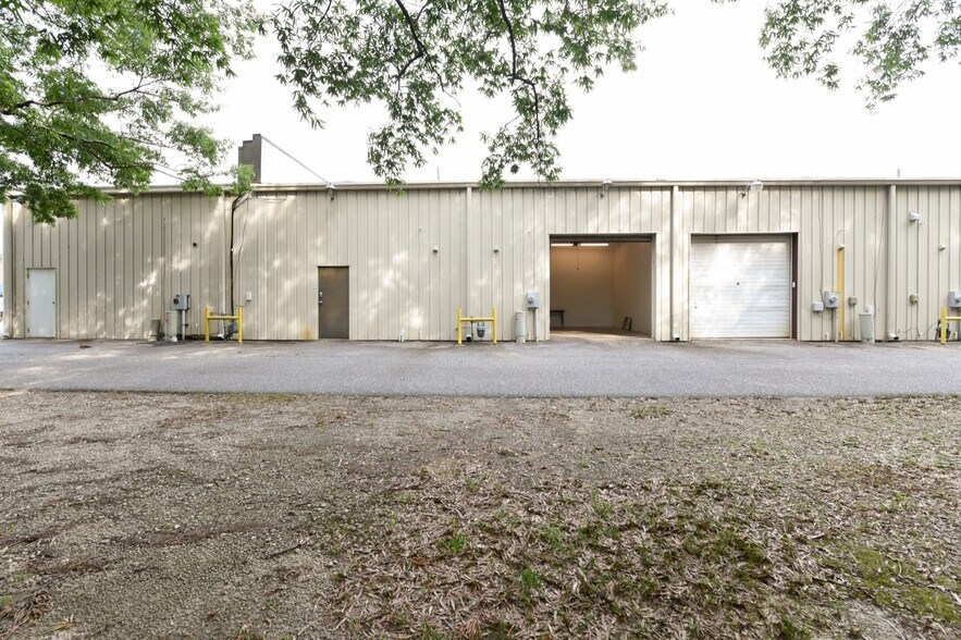 More Photos Of 409 Chicago Dr, Fayetteville Flex For Lease