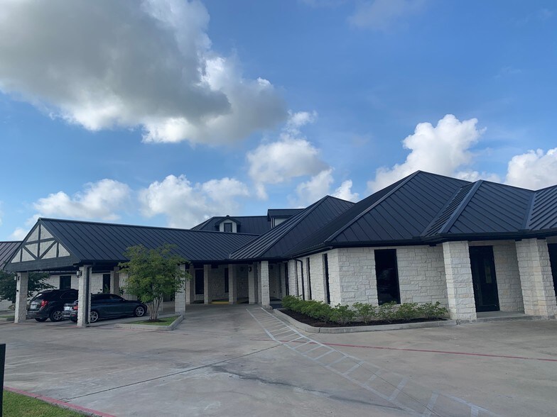 More Photos Of 2307 W Baker Rd, Baytown Medical For Lease